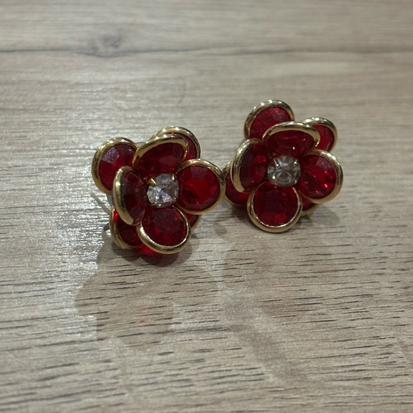 VINTAGE GOLD TONE RUBY RED FLOWER EARRINGS - Picture 2 of 5